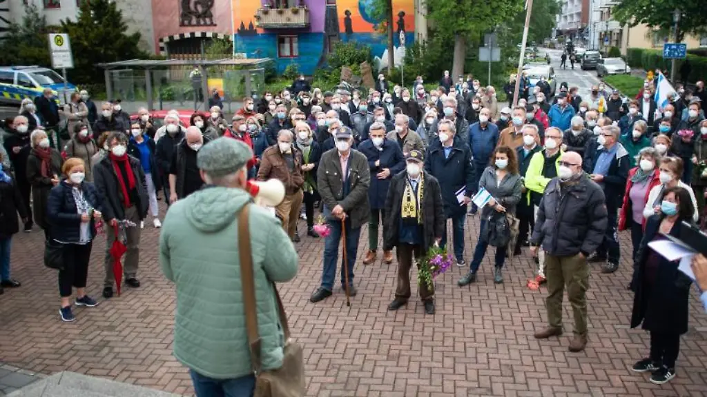 Teilnehmer-einer-Solidaritaetskundgebung-stehen-vor-der-Synagoge-in-Hagen