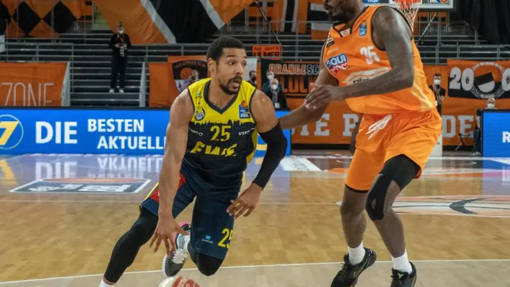 Ulms-Aric-Holman-r-und-Oldenburgs-Phil-Pressey-kaempfen-um-den-Ball