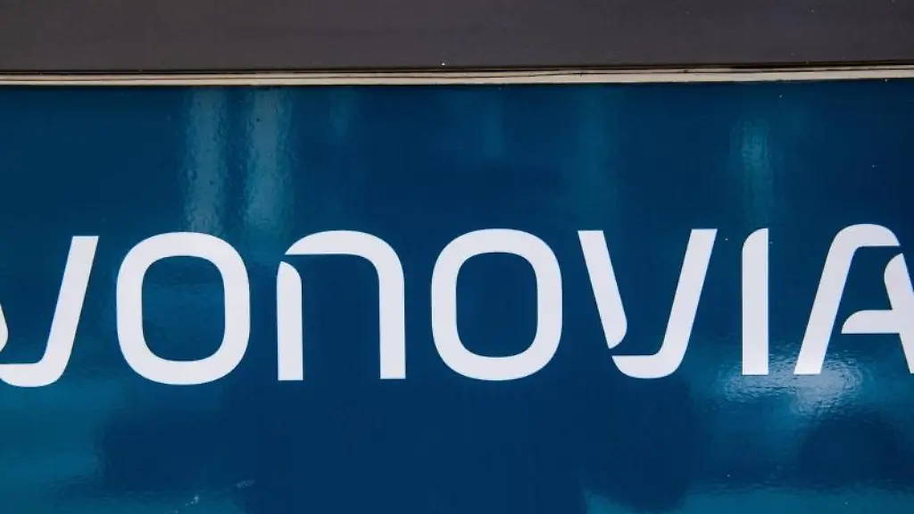 Der-Firmenname-des-Immobilienkonzerns-Vonovia-steht-auf-einem-Schild-in-Wittenau