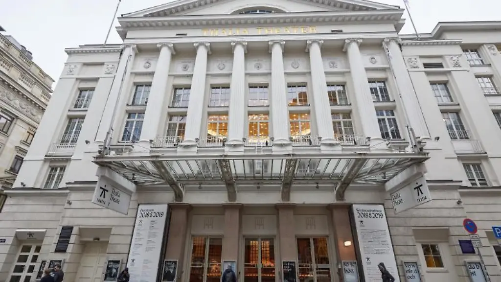 Passanten-gehen-am-Eingang-vor-dem-Thalia-Theater-vorueber