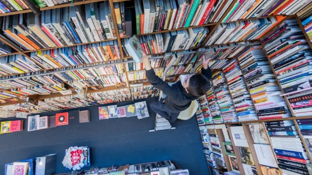 Ein-Mitarbeiter-einer-Buchhandlung