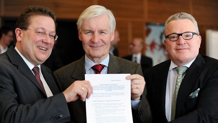 Verdi-Verhandlungsführer Lothar Schröder (l-r), Schlichter Henning Vorscherau und Telekom-Personalchef Thomas Sattelberger.