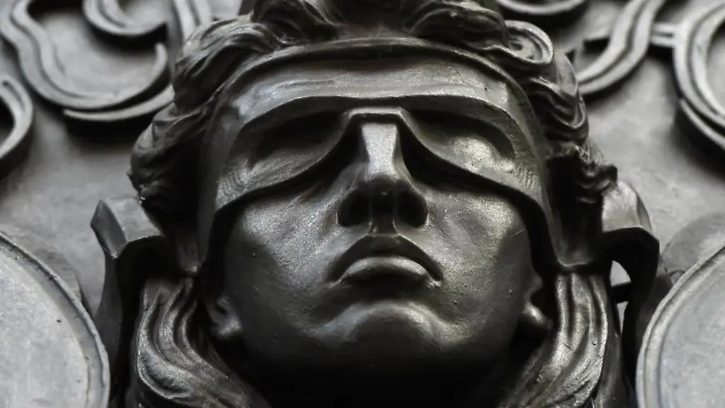 Eine-Figur-der-blinden-Justitia