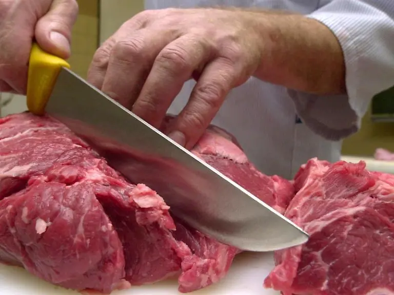 Ein-Metzger-schneidet-Rindfleisch
