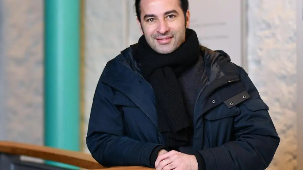 Der-Comedian-Buelent-Ceylan-steht-bei-einem-Fototermin-vor-der-Kamera