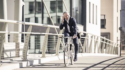 Beim Radfahren: Telefonieren und Musikhren erlaubt? - ntv.de