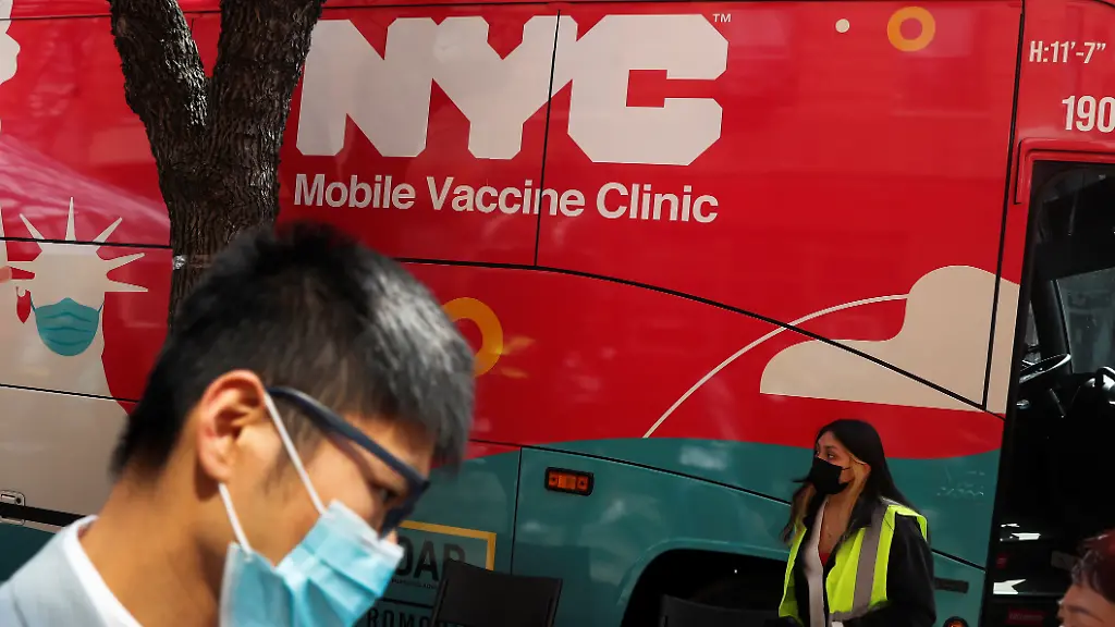 2021-04-07T173359Z-1344268383-RC25RM9LDHNU-RTRMADP-3-HEALTH-CORONAVIRUS-VACCINES-NEW-YORK-1