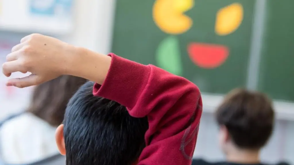 Ein-Schueler-meldet-sich-waehrend-einer-Mathestunde-im-Praesenzunterricht