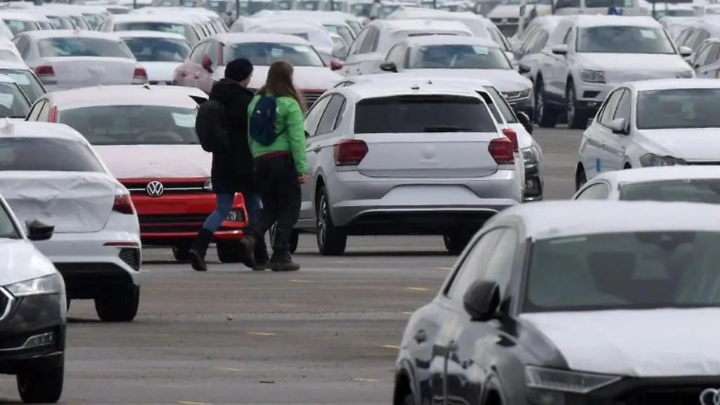Greenpeace-Aktivisten-gehen-von-Auto-zu-Auto-und-sammeln-die-darin-steckenden-Zuendschluessel-ein