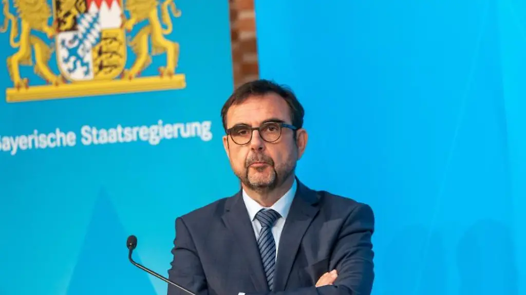 Klaus-Holetschek-Staatsminister-fuer-Gesundheit-und-Pflege-nimmt-an-einer-Pressekonferenz-teil