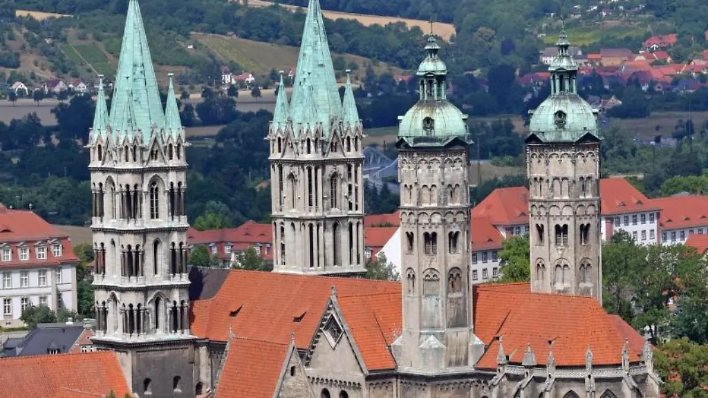 Die-vier-Tuerme-des-Doms-ragen-markant-ueber-die-Daecher-der-Stadt-Naumburg