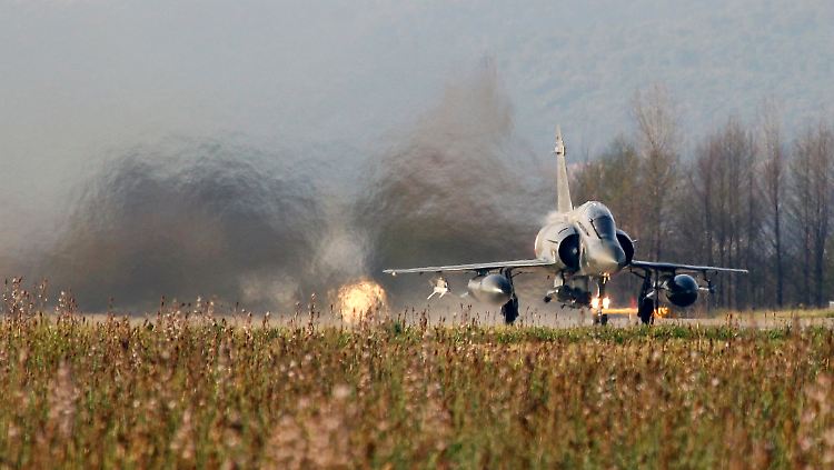 Französischer Kampfjet beim Start auf Korsika.
