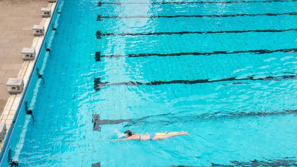 Eine-Frau-schwimmt-in-Hamburg-im-Freibad