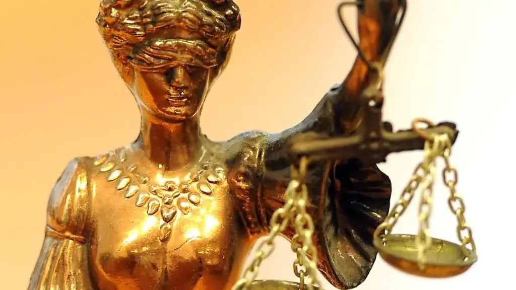 Eine-goldfarbene-Justitia-Figur