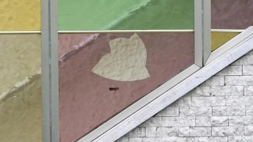 Ein-Glasschaden-ist-an-einem-Hauseingang-in-Neuaubing-zu-sehen