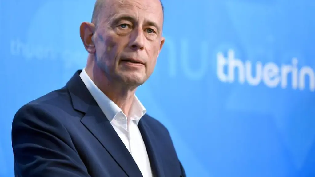Wolfgang-Tiefensee-SPD-Wirtschaftsminister-von-Thueringen-spricht-in-einer-Pressekonferenz