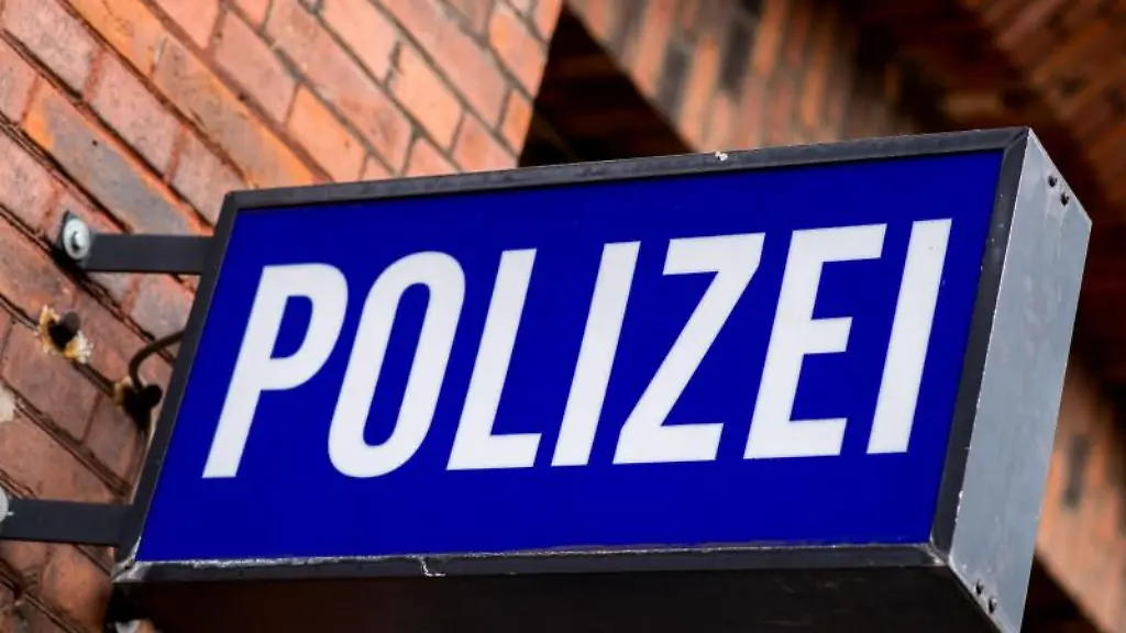 Der-Schriftzug-Polizei-steht-auf-einem-Schild-am-Gebaeude-einer-Polizeiinspektion