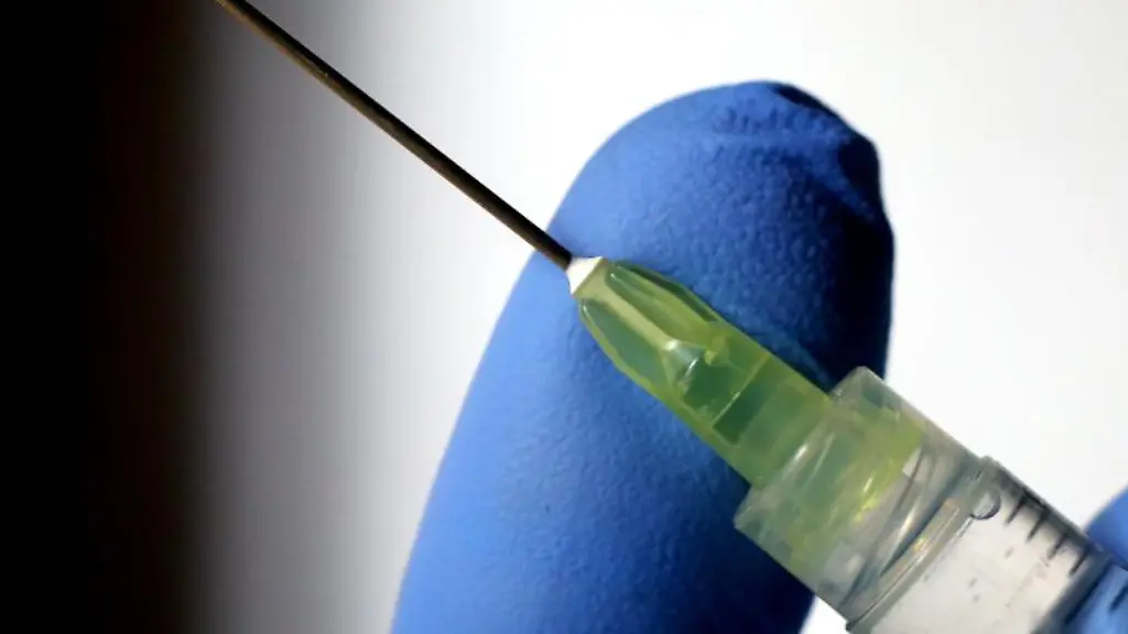 Eine-Fluessigkeit-tropft-aus-der-Kanuele-einer-Spritze