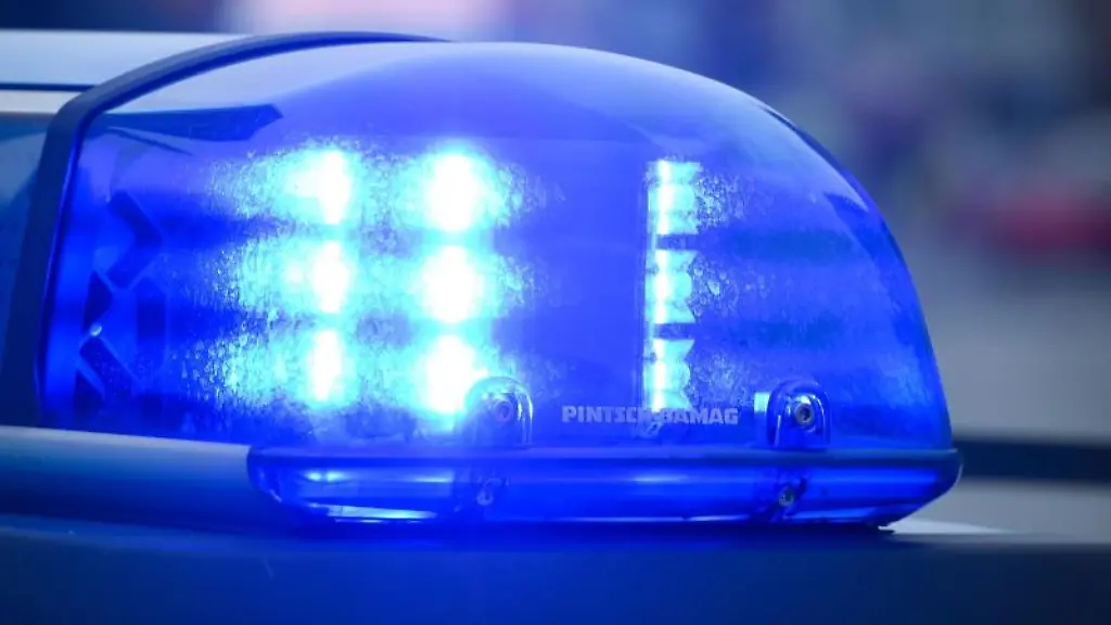 Ein-Blaulicht-leuchtet-auf-dem-Dach-eines-Polizeifahrzeugs
