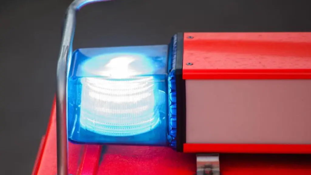 Ein-Blaulicht-leuchtet-an-einem-Feuerwehrwagen