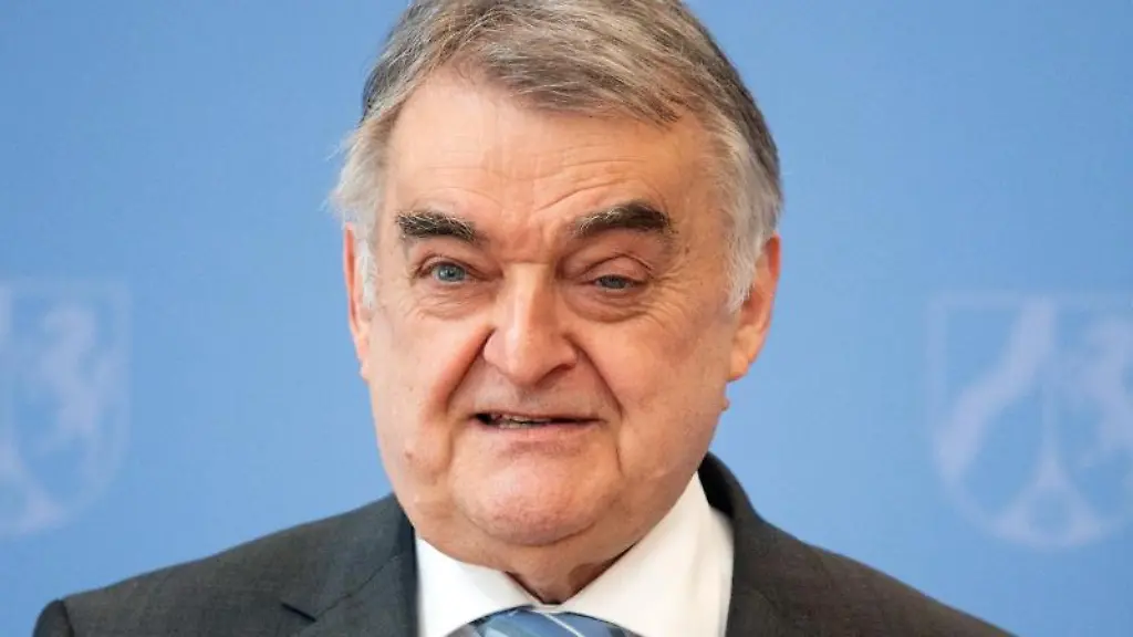 Herbert-Reul-CDU-Innenminister-von-Nordrhein-Westfalen-spricht-waehrend-einer-Pressekonferenz