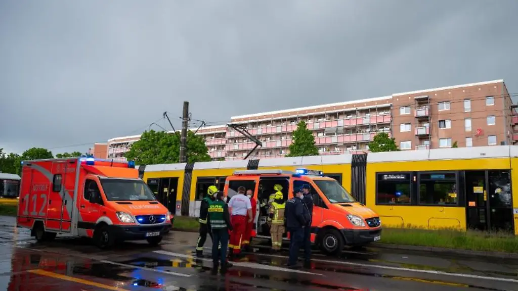 Einsatzkraefte-am-Unfallort-in-Berlin-Hellersdorf