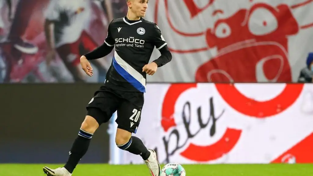 Mittelfeldspieler-Nils-Seufert-am-Ball