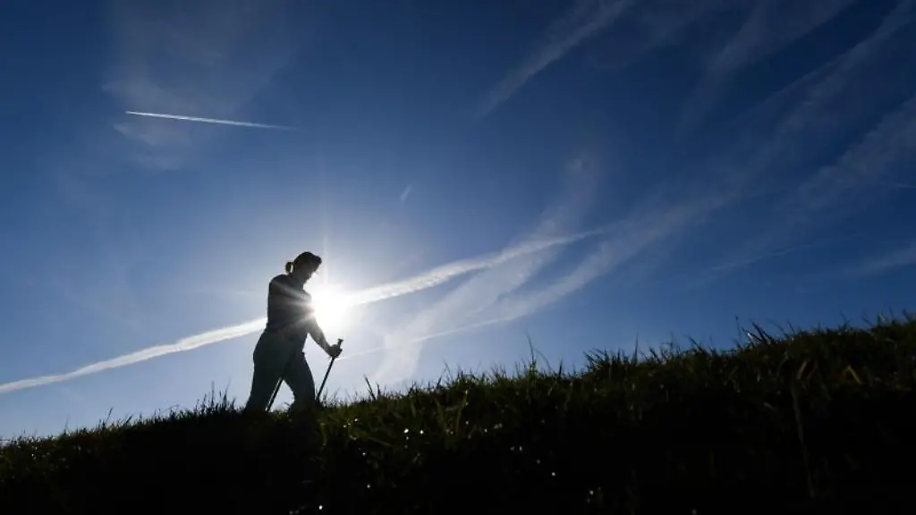 Eine-Frau-betaetigt-sich-auf-einem-Damm-bei-Offenbach-Rumpenheim
