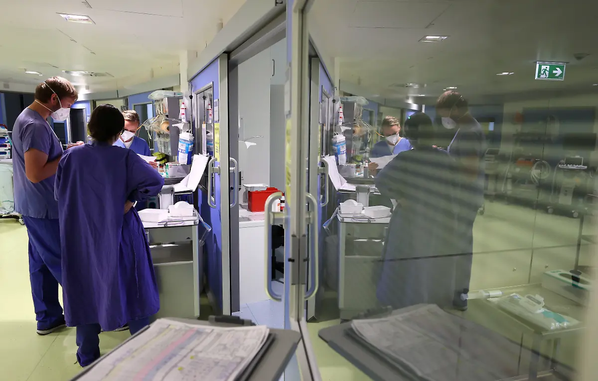 2021-05-20T155716Z-1838994975-RC2KJN905PYS-RTRMADP-3-HEALTH-CORONAVIRUS-GERMANY