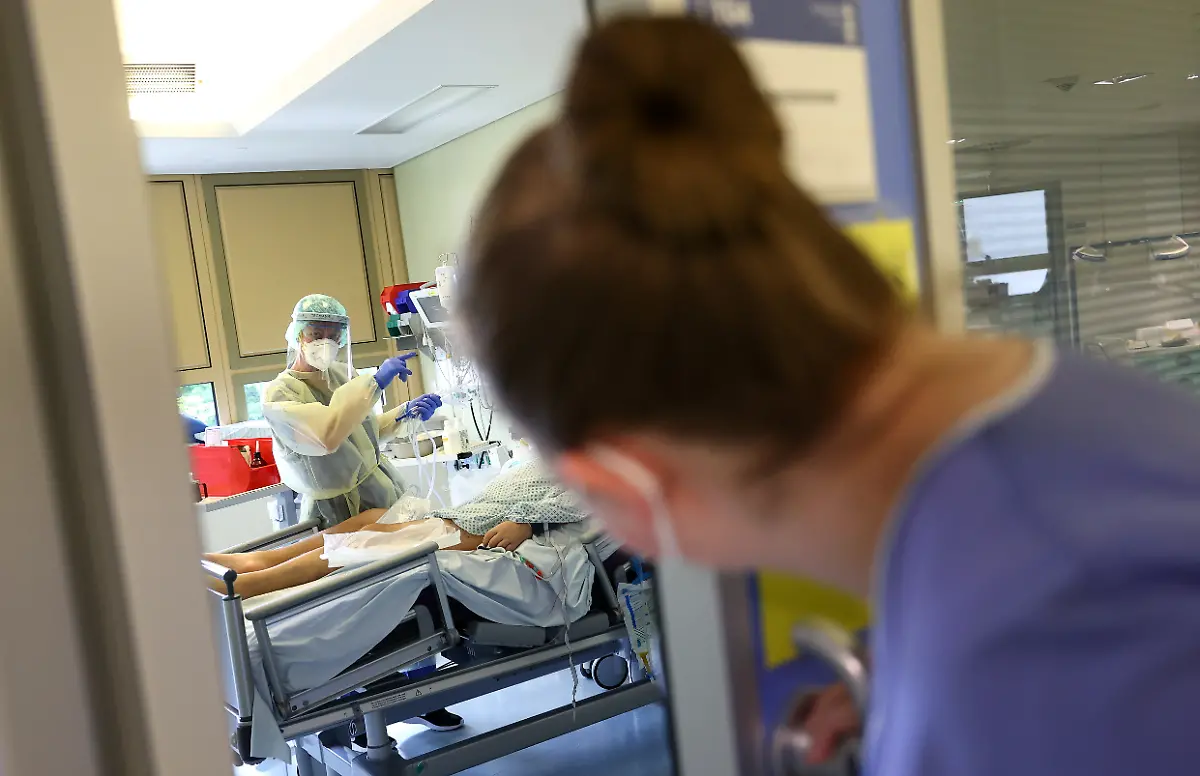 2021-05-20T155042Z-1296786735-RC2KJN90IOJV-RTRMADP-3-HEALTH-CORONAVIRUS-GERMANY