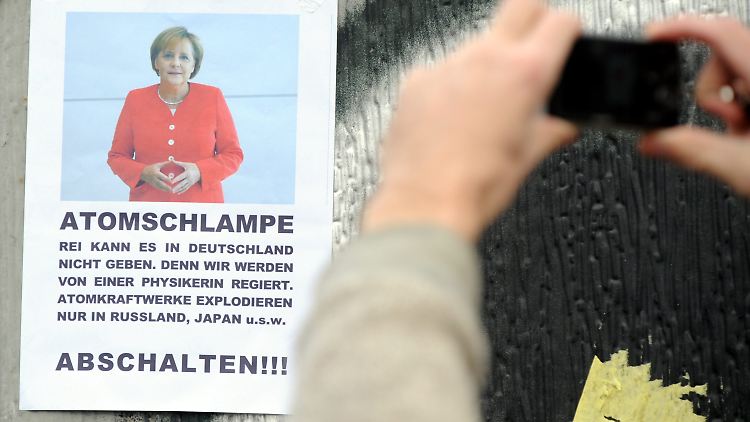 Am Rande der Demonstration in Berlin sorgt ein Plakat für Aufmerksamkeit.
