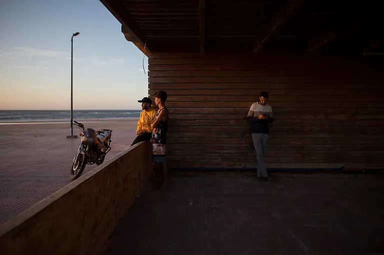 2021-05-12T100050Z-1142058614-RC2AKD9LPZF1-RTRMADP-3-MOROCCO-SURFING