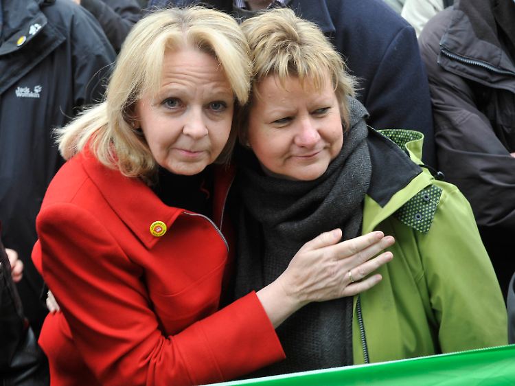Hannelore Kraft und Sylvia Löhrmann während der Schweigeminute in Köln.