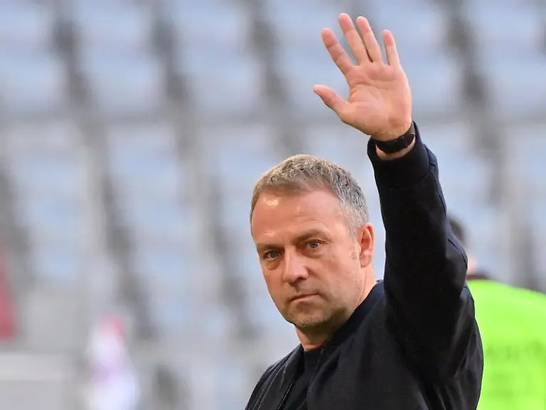 Muenchens-bisheriger-Trainer-Hansi-Flick-winkt