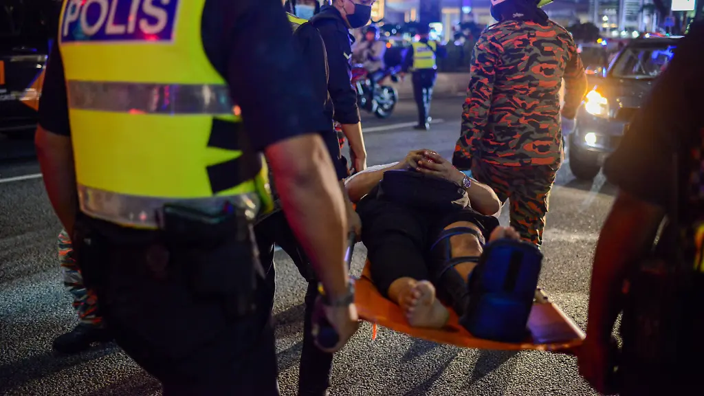 Zahlreiche-Fahrgaeste-seien-durch-den-Aufprall-zu-Boden-geschleudert-worden-und-lagen-zwischen-Glassplittern