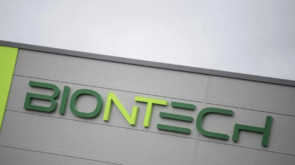Das-Logo-und-der-Schriftzug-von-Biontech-auf-einem-Gebaeude-der-Firma-in-Mainz