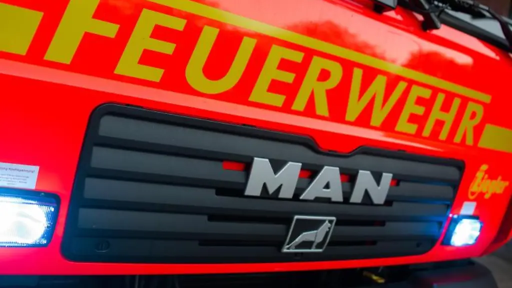 Ein-Loeschfahrzeug-der-Feuerwehr