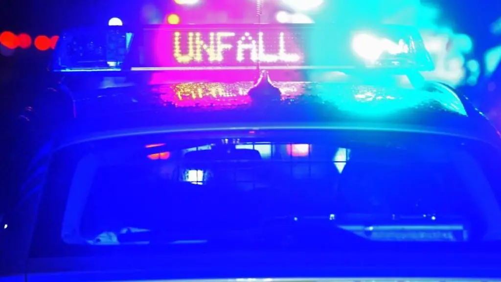 Der-Schriftzug-Unfall-leuchtet-an-einem-Streifenwagen-der-Polizei