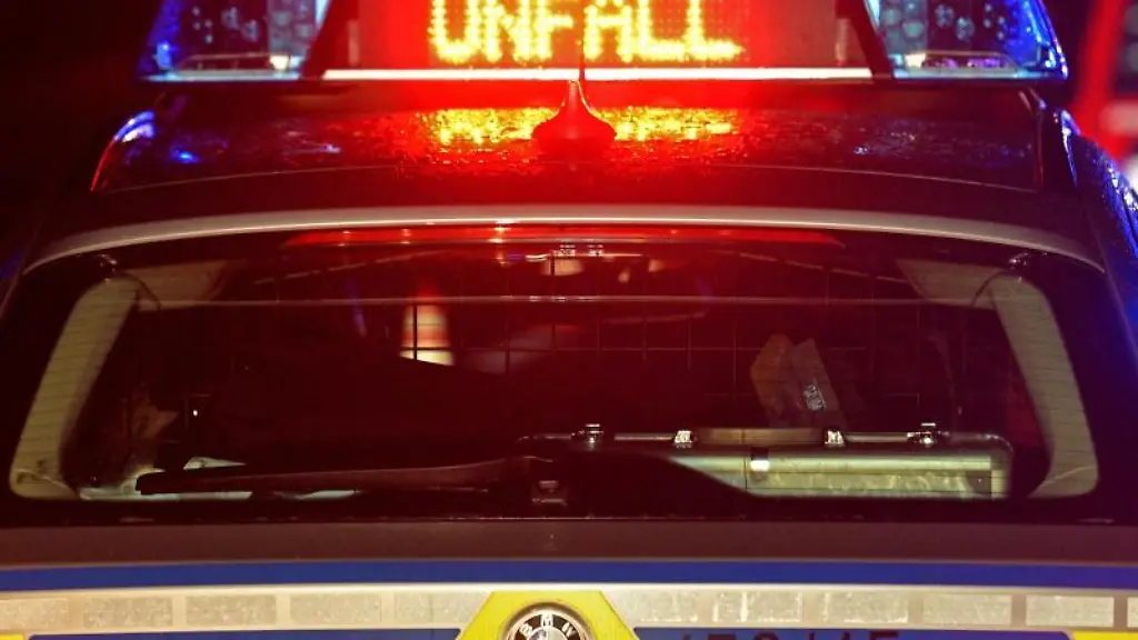 Ein-Polizeistreifenwagen-mit-Blaulicht-und-dem-LED-Schriftzug-Unfall-auf-dem-Dach