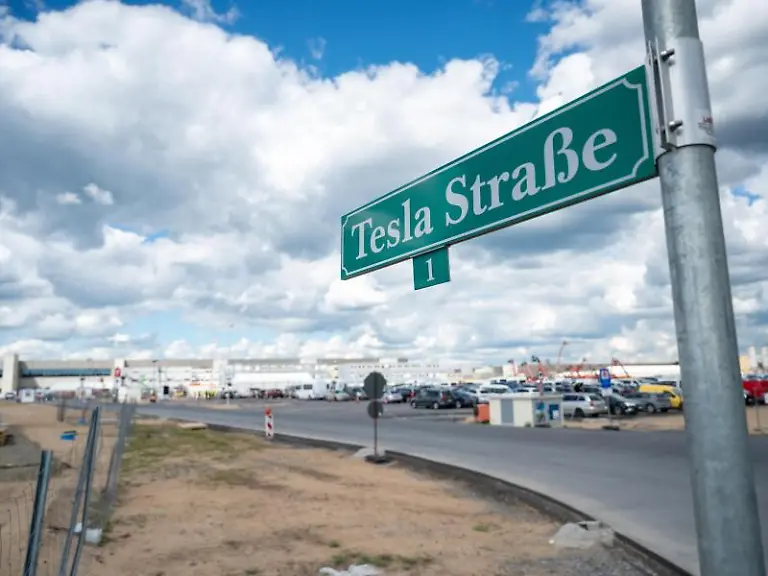 Das-Strassenschild-Tesla-Strasse-1-steht-an-der-Zufahrt-zum-Baugelaende-der-Tesla-Fabrik