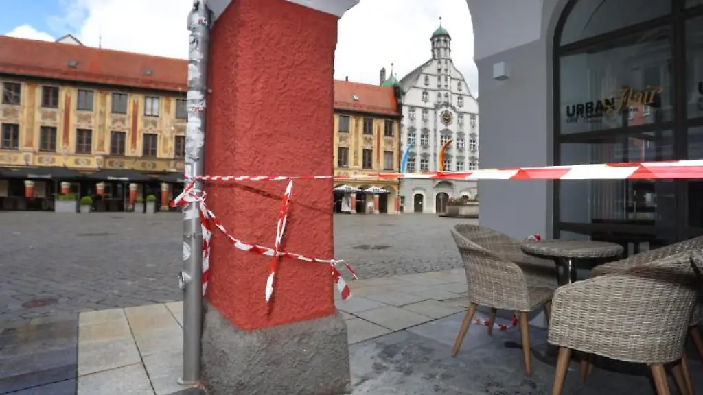 Der-Aussenbereich-eines-Cafes-am-Rathausplatz-ist-geschlossen