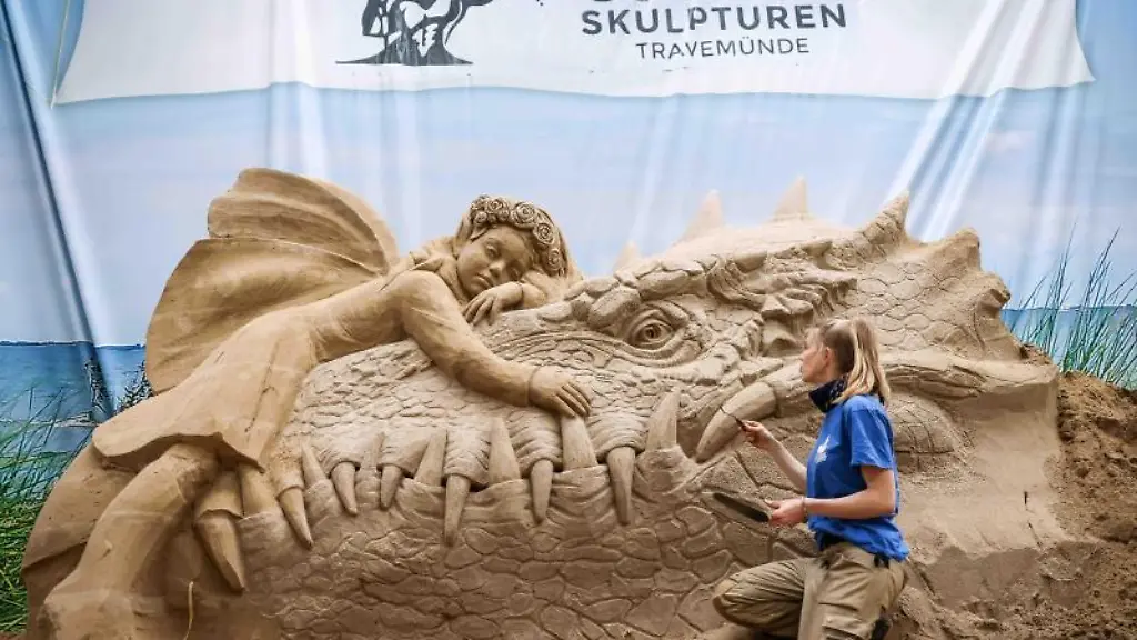 Sandkuenstlerin-Marieke-van-der-Meer-arbeitet-an-ihrer-Skulptur-fuer-die-Sandskulpturenausstellung