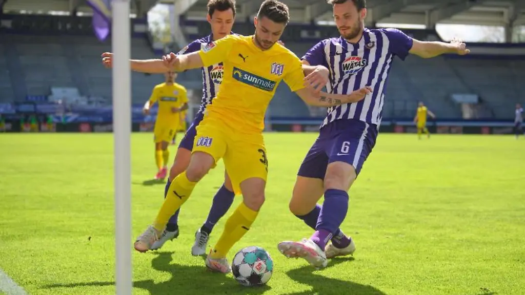 Aues-Clemens-Fandrich-l-und-Florian-Ballas-gegen-Osnabruecks-Maurice-Multhaup-M