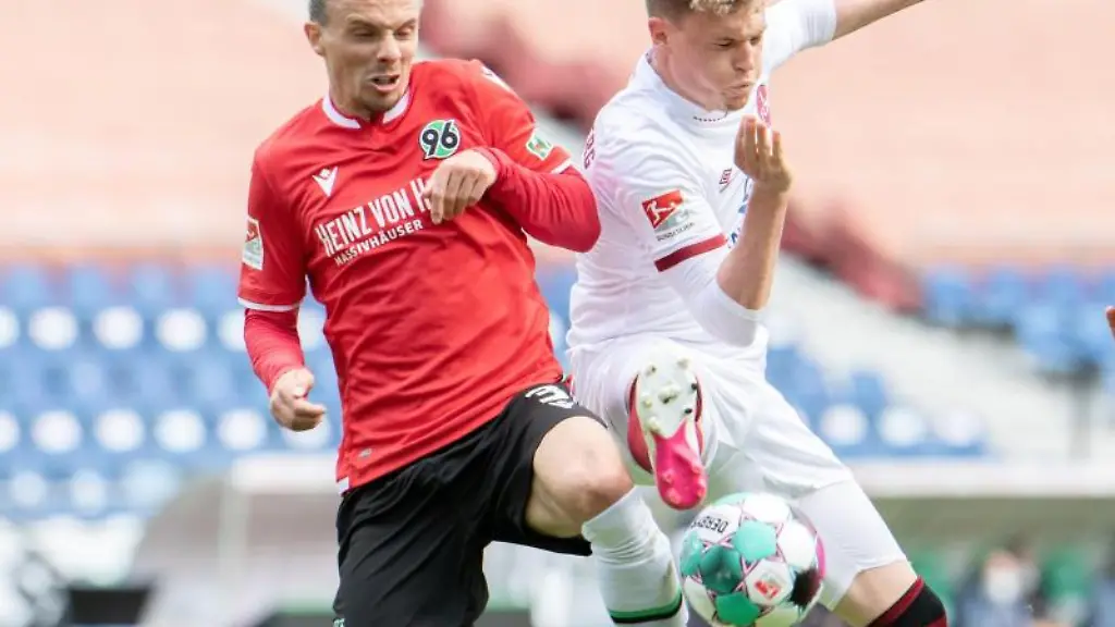 Hannovers-Niklas-Hult-l-kaempft-mit-Nuernbergs-Robin-Hack-um-den-Ball