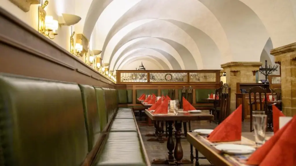 Eingedeckte-Tische-stehen-im-historischen-Restaurant-Ratskeller-in-Magdeburg