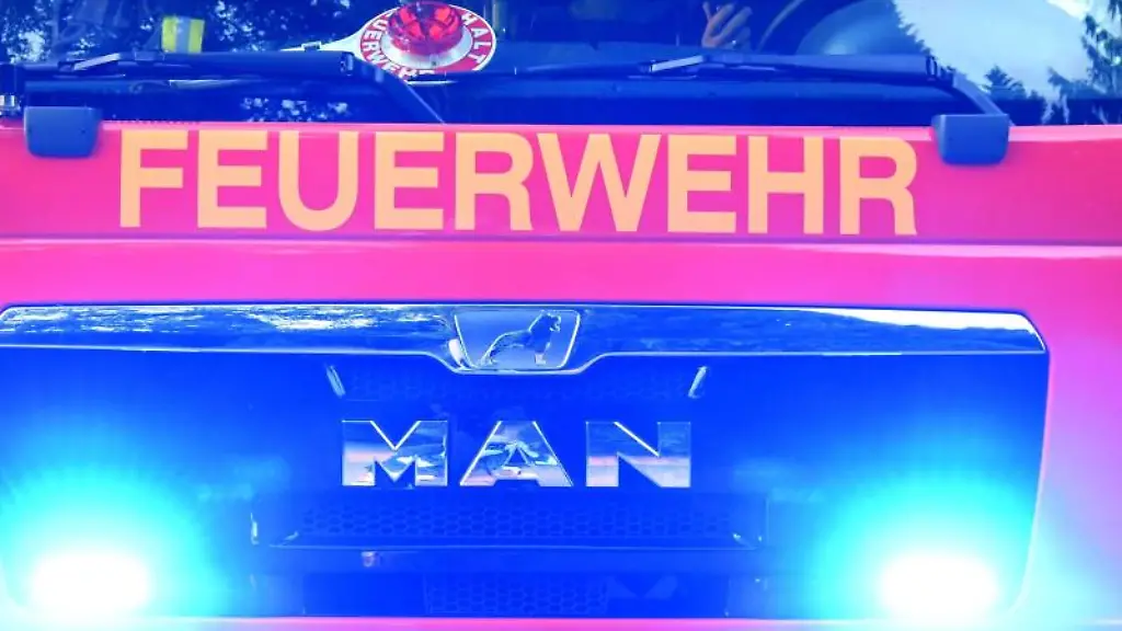 Feuerwehr-steht-auf-einem-Einsatzfahrzeug