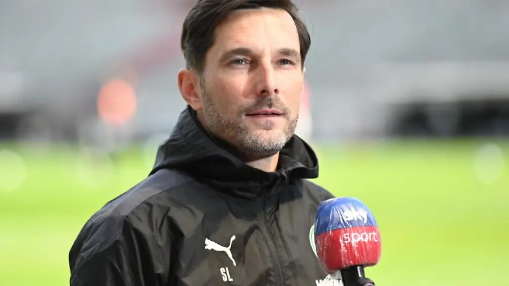 Trainer-Stefan-Leitl-gibt-ein-Interview