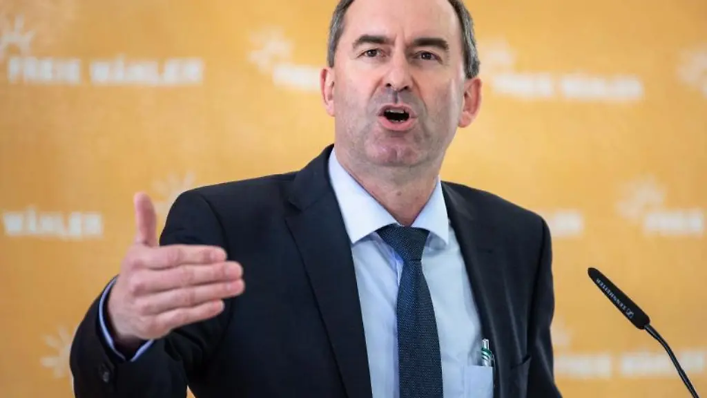 Hubert-Aiwanger-Freie-Waehler-spricht-auf-der-Landesversammlung-der-Partei-zur-Aufstellung-der-Liste-fuer-die-Bundestagswahl-im-Alpenbauer-Sportpark