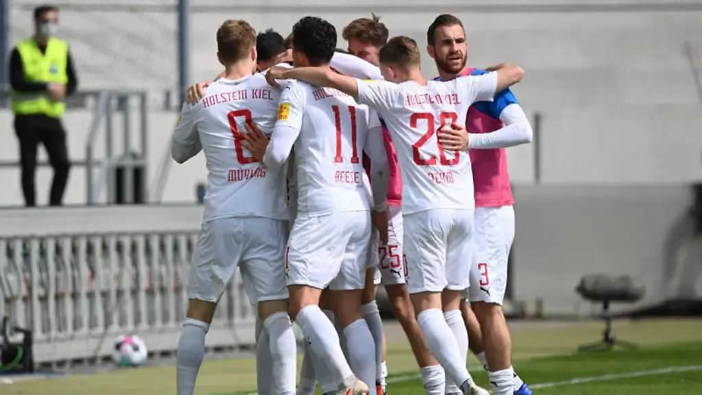 Die-Kieler-Mannschaft-bejubelt-einen-Treffer