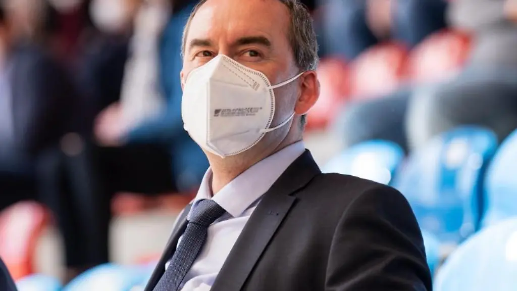 Hubert-Aiwanger-Freie-Waehler-sitzt-auf-der-Landesversammlung-der-Partei-zur-Aufstellung-der-Liste-fuer-die-Bundestagswahl-im-Alpenbauer-Sportpark-auf-der-Tribuene